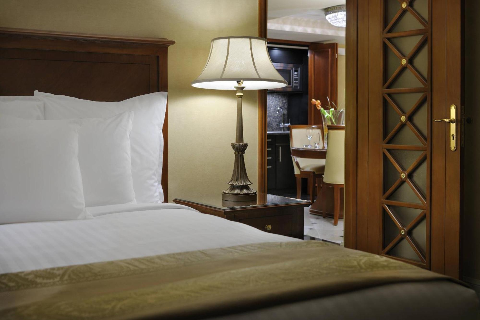 开罗万豪酒店及奥马尔海亚姆赌场 Giza 外观 照片 A room at the hotel