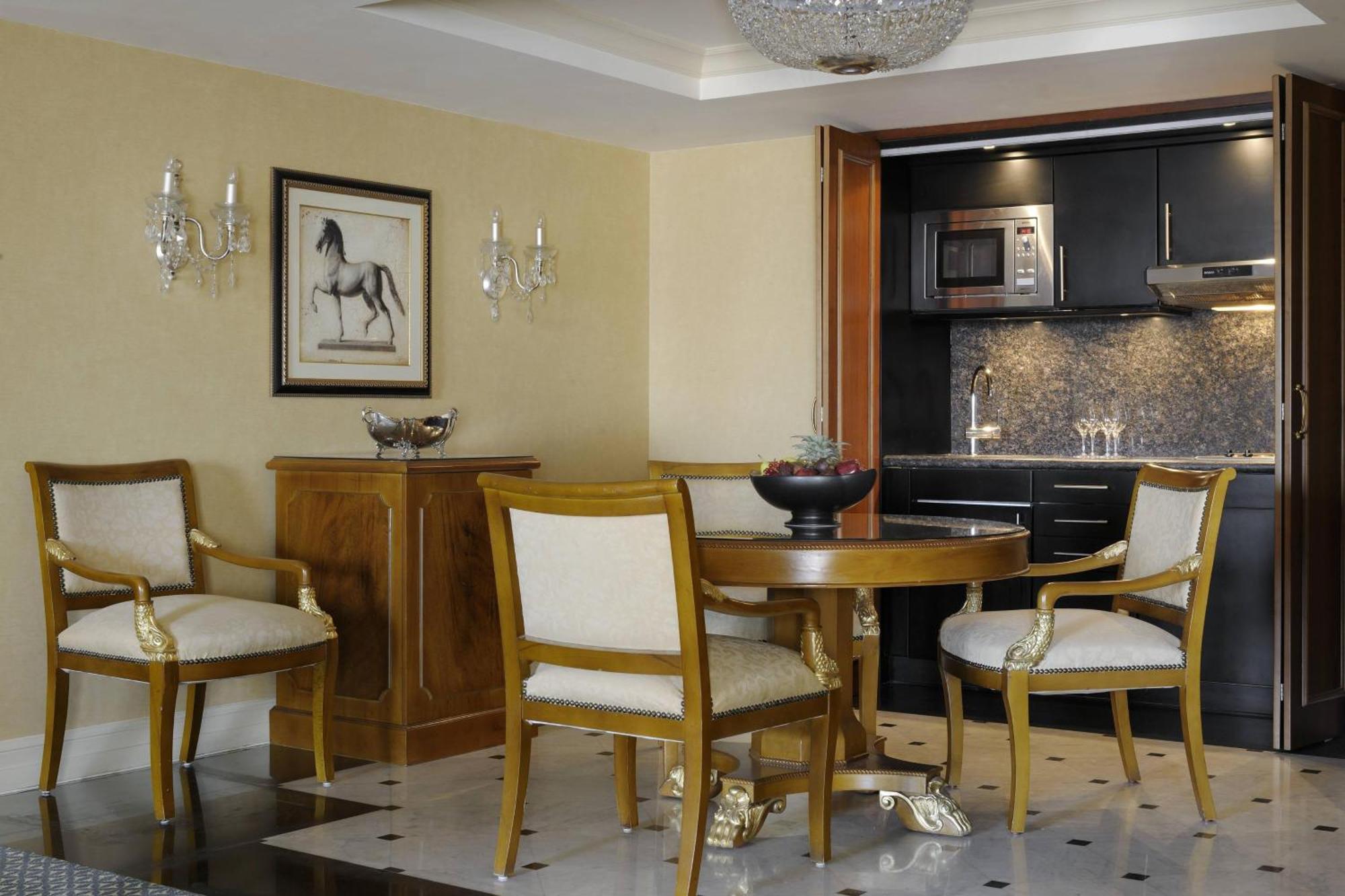 开罗万豪酒店及奥马尔海亚姆赌场 Giza 外观 照片 A kitchen in a suite at the Four Seasons Hotel, London