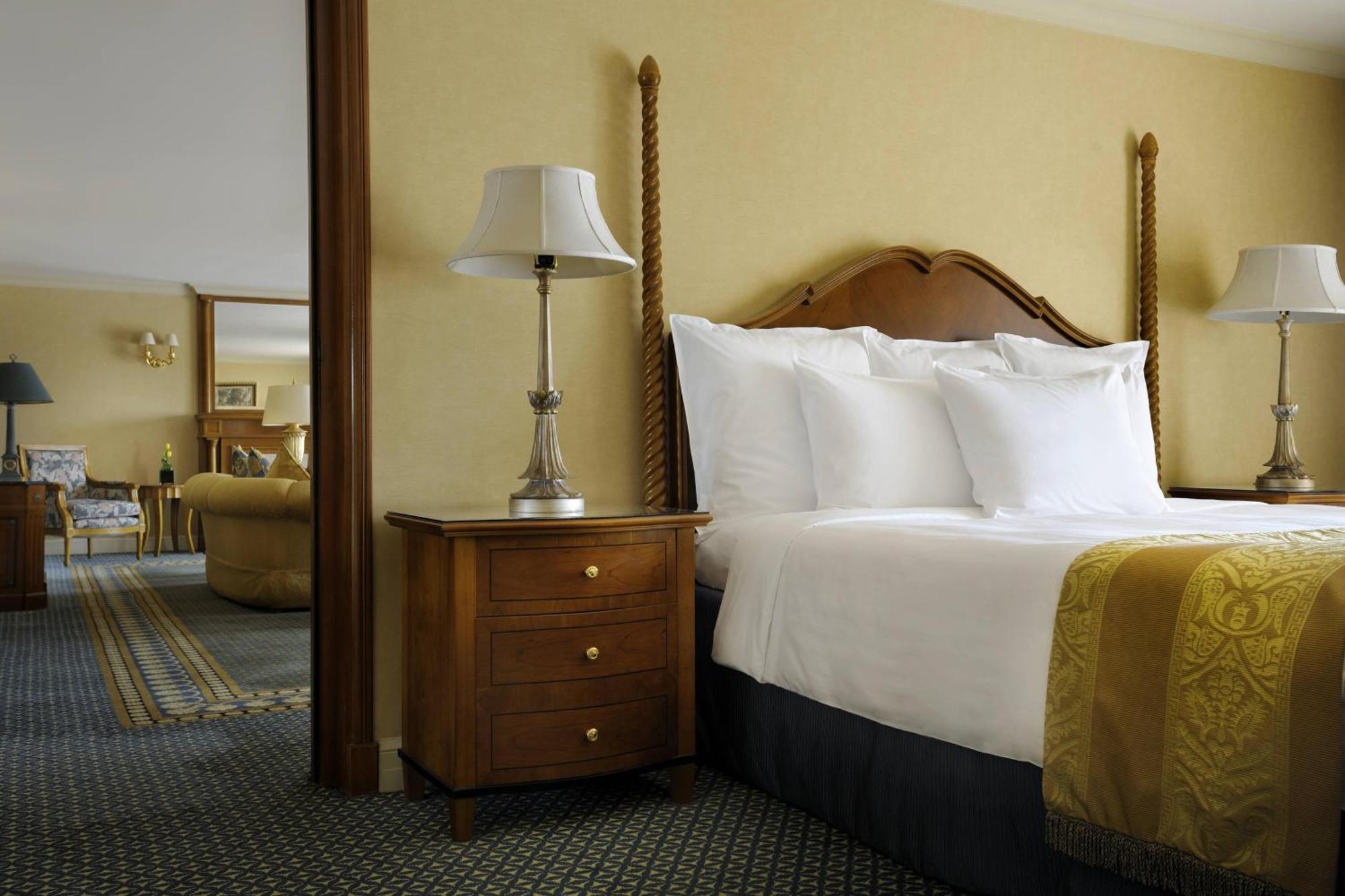 开罗万豪酒店及奥马尔海亚姆赌场 Giza 外观 照片 A suite at the hotel