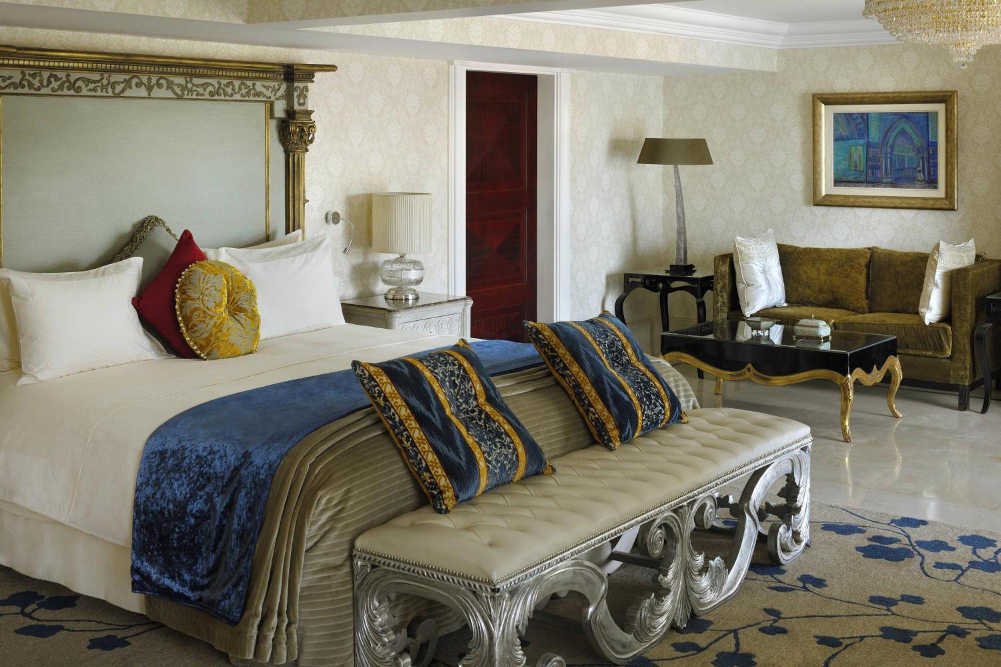 开罗万豪酒店及奥马尔海亚姆赌场 Giza 外观 照片 A bedroom at the Emirates Palace