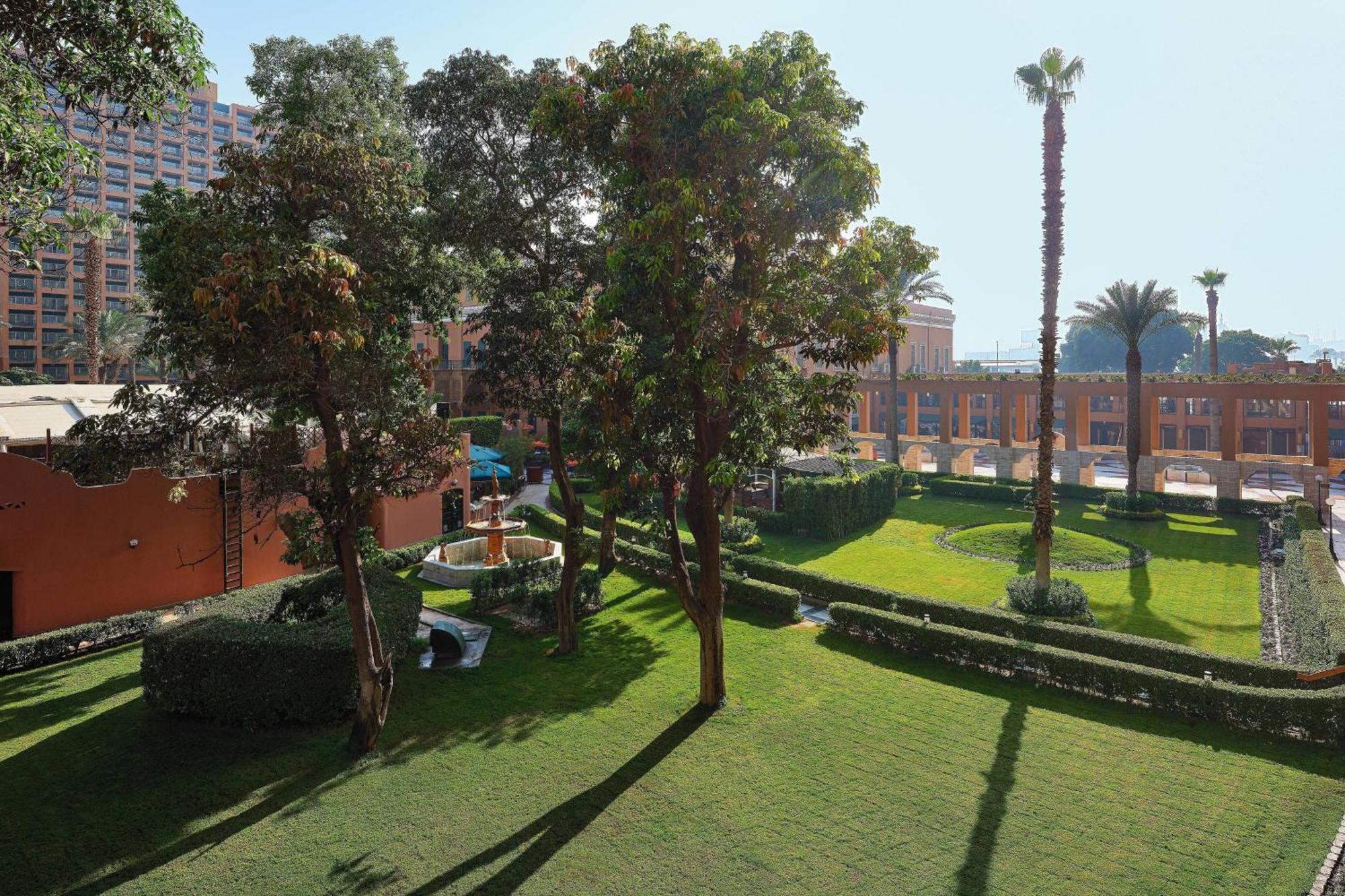 开罗万豪酒店及奥马尔海亚姆赌场 Giza 外观 照片 The campus of the American University in Cairo