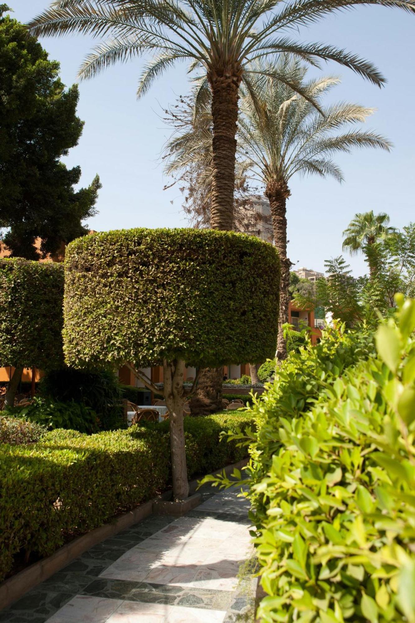 开罗万豪酒店及奥马尔海亚姆赌场 Giza 外观 照片 A boxwood hedge