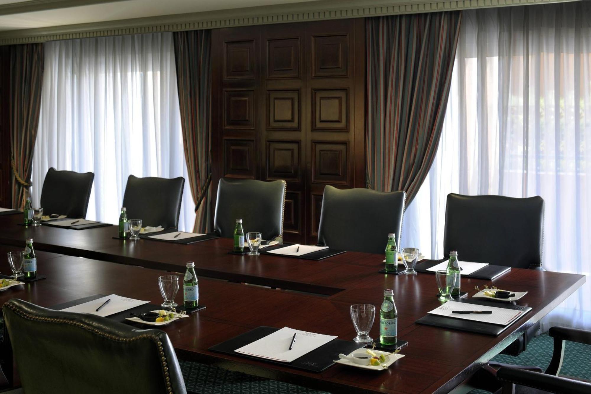 开罗万豪酒店及奥马尔海亚姆赌场 Giza 外观 照片 A boardroom at a hotel