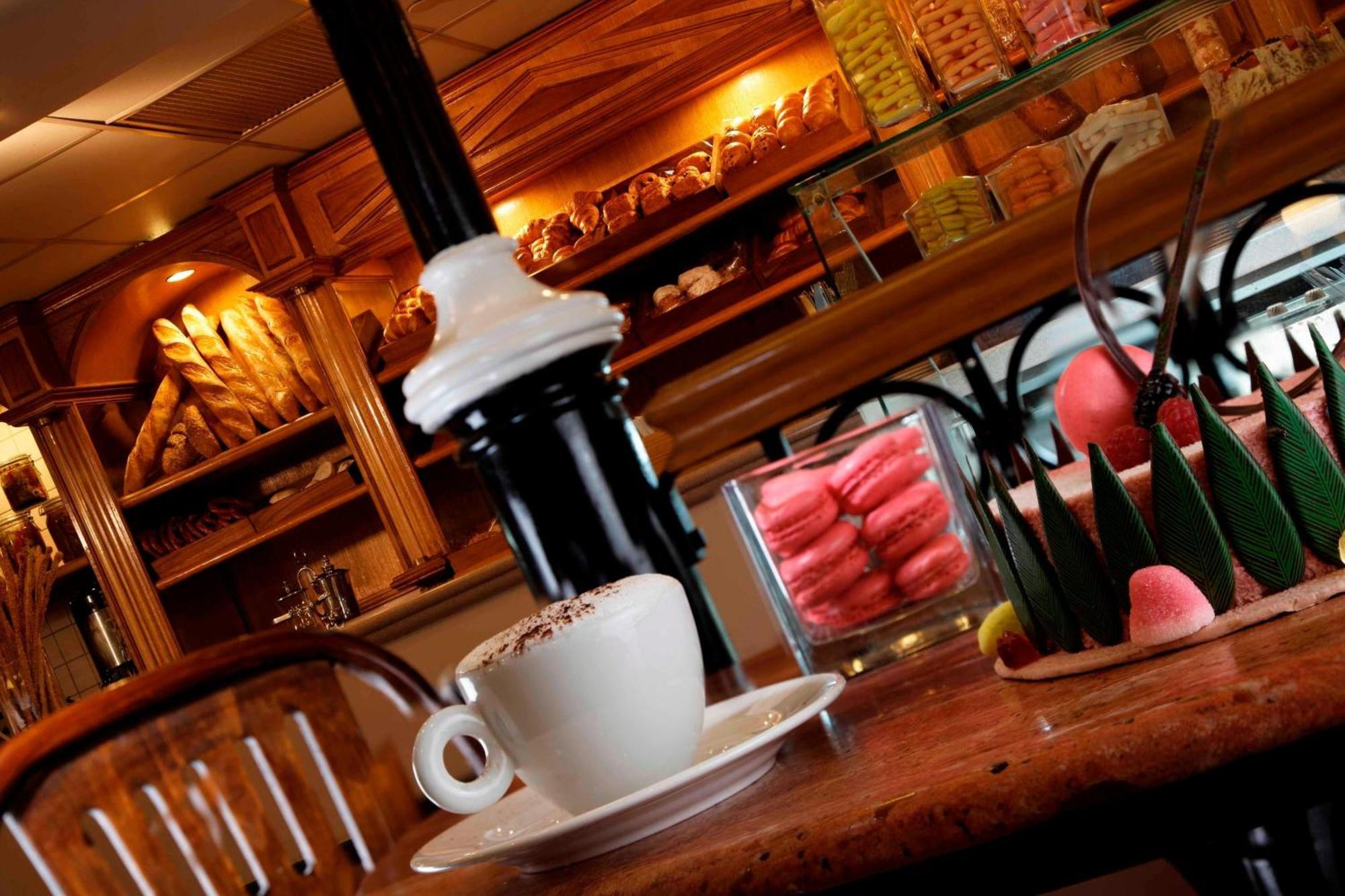 开罗万豪酒店及奥马尔海亚姆赌场 Giza 外观 照片 Interior of a typical Italian coffee shop
