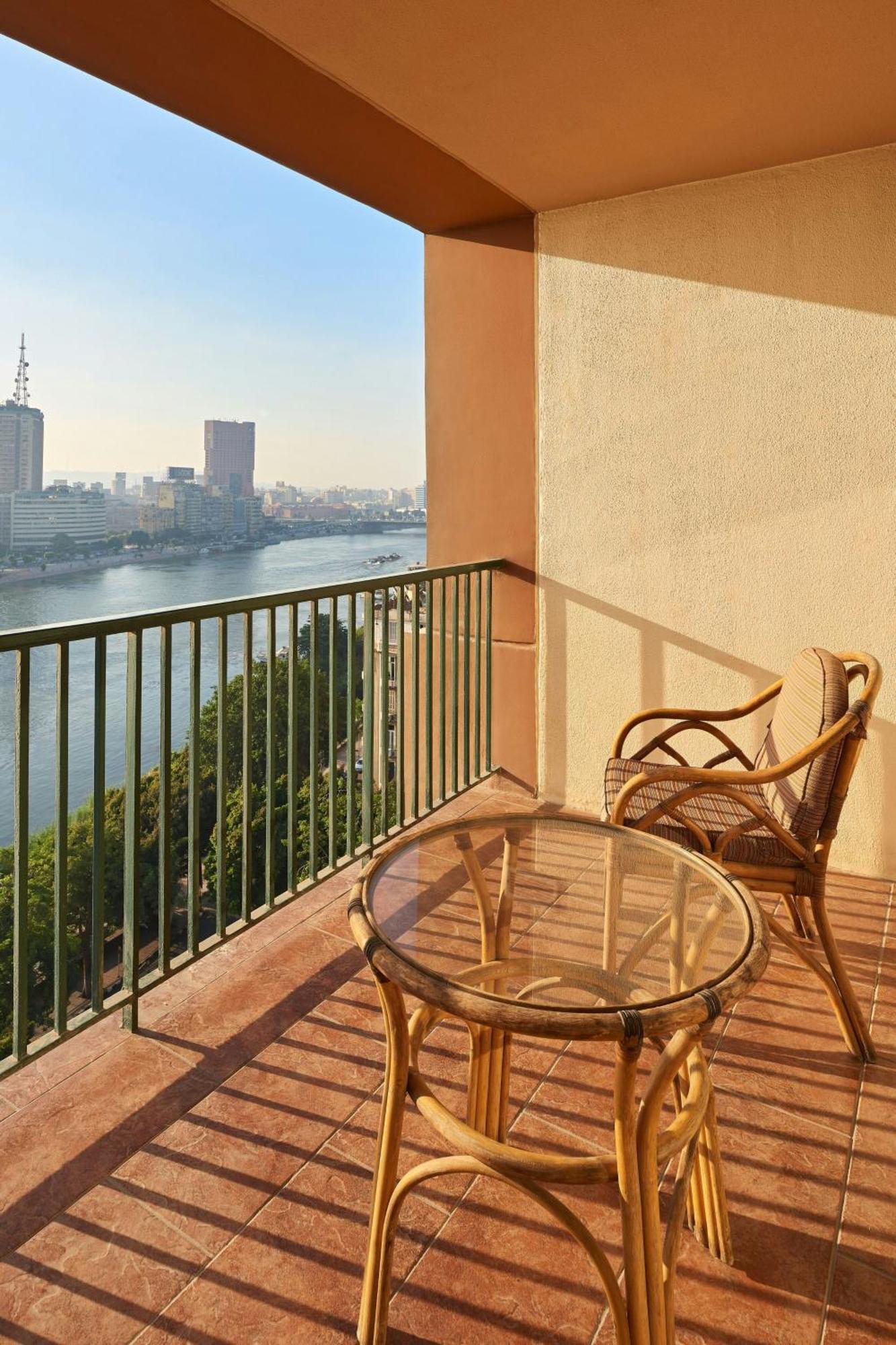 开罗万豪酒店及奥马尔海亚姆赌场 Giza 外观 照片 A balcony