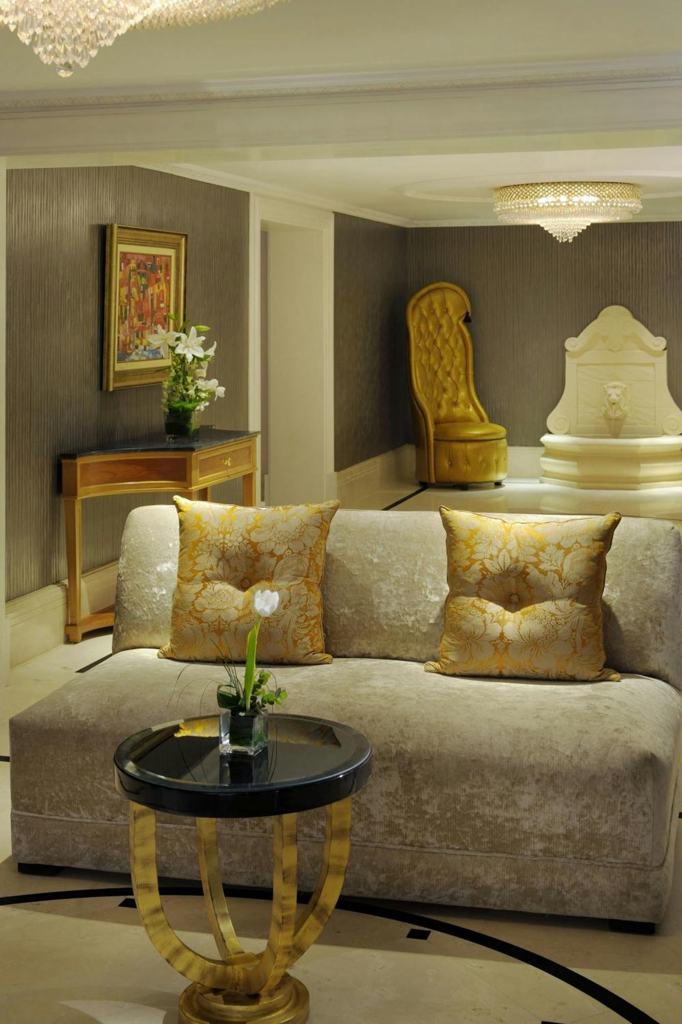 开罗万豪酒店及奥马尔海亚姆赌场 Giza 外观 照片 A living room in the hotel