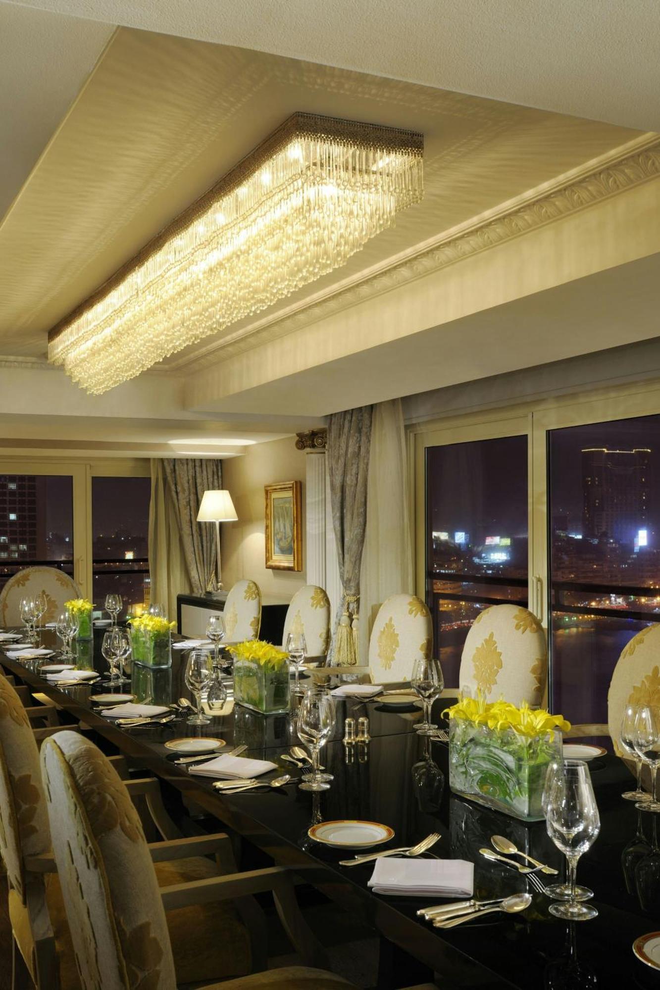 开罗万豪酒店及奥马尔海亚姆赌场 Giza 外观 照片 The dining room of a Presidential Suite